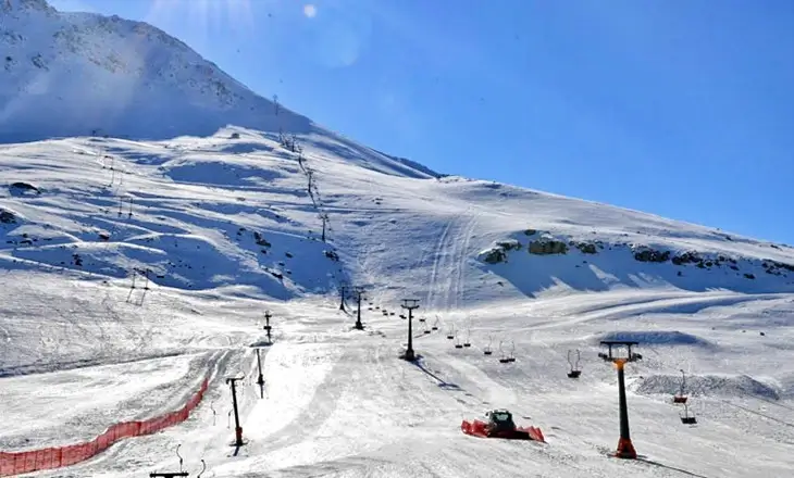 Saklıkent Kayak Merkezi’nde telesiyej hatları ve Toros Dağları’nın eteklerine yayılan karla kaplı pistler